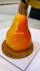 ✨ “Une véritable œuvre d’art en forme de poire 🍐… À l’extérieur, on croirait un fruit, mais à l’intérieur, un monde de saveurs gourmandes 😋✨” #pâtisserie #dessertart #gourmandise #instafood #patisseriefine #frenchpastry #dessertlovers #sucrerie #pâtisseries #dessertporn #sweetmoments #gourmand | Luxury Sweets
