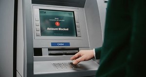 「ATMユーザーATMキーパッドでPINコードを入力して引き出し用に使用します。銀行アカウントがブロックされたため、取引がキャンセルされた場合の現金機械画面のエラーメッセージ。現金取引、銀行システム。接写」の動画素材（ロイヤリティフリー）3805233109 | Shutterstock