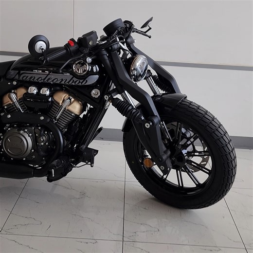 Velocity Motors Trading Dubai on Instagram: "Benda Napoleonbob 250 Stock Arrived In Dubai Engine Displacement (c.c) 249 Type V-2-cylinder / 4-stroke / 8-valve / SOHC Bore x stroke (mm) ø53.5×55.4 Max. power (Hp/rpm) 25.48 Hp at 9000 r/min Max. torque (N·m/rpm) 25.0/5500 Compression ratio 11.8:1 Fuel system EFI Valve train SOHC Ignition T.C.I Starter Electric Lubrication system: Pressure splash lubrication Cooling system, Liquid-cooled . Transmission Gearbox 6-speed Final drive Chain Clutch type