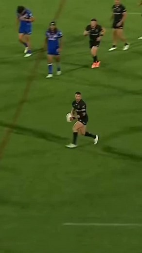 When young athletes start strength training, the goal isn’t to load the bar, it’s to build the body evenly and move well 🧠🏋️‍♂️ Early training should prioritise single limb movements: step ups, split squats, single arm rows, single arm pulldowns, and dumbbell work 💪🦵 Why? Because most kids are full of imbalances: stronger on one side, tighter on the other, dominant in one movement pattern, weak in the opposing one ⚖️ By using single limb and dumbbell exercises, you force each side of the bod