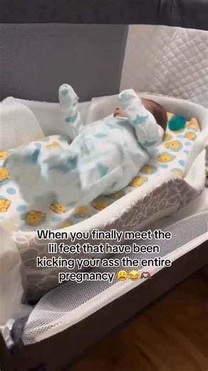 Ady | Baby & Toddler Sleep Consultant on Instagram: "Those tiny feet that felt like MMA fighters in utero? 🦵🧠 They didn’t stop working once they were born. 🧬 The neuroscience behind newborn movement: Newborns are born with an immature nervous system. Their brains are rapidly wiring motor pathways, sensory processing, and reflexes. Movement is not random, it’s how the brain learns the body. Those constant kicks, stretches, startles, and squirms are driven by: • Primitive reflexes (Moro, steppi