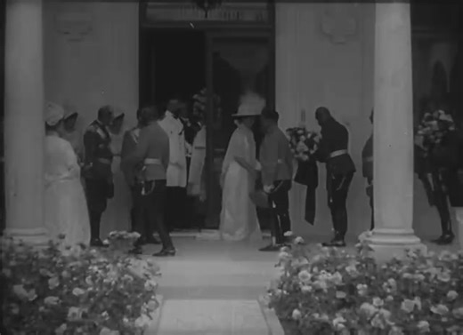 Alexandra and her family greeting courtiers at Livadia. Ca. 1914. #alexandrasmiling (Archival footage; Telegram: lastromanovs) | Candid Glimpses of Imperial Russia