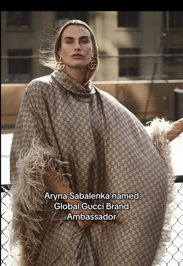 Gucci meets Tennis… again! Aryna Sabalenka wurde zur globalen Markenbotschafterin ernannt, was die Präsenz der italienischen Luxusmarke im Sport weiter verstärkt. Die belarussische Spielerin, die aktuell die Nummer 1 der WTA-Rangliste ist und die US Open 2025 gewonnen hat, wird das berühmte Doppel-G im Frauentennis vertreten. 🎾 Im ersten Werbevideo mit der Brand zeigt die Meisterin sich in einem eleganten, langen Twill-Kleid mit stilvollem GG-Allover-Druck, während sie beeindruckende Ballwechse