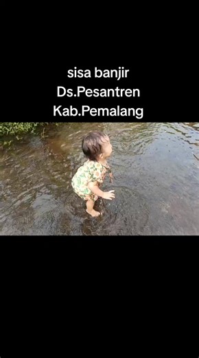 kalau anak² mah pada seneng,pada pinginya banjir terus 🤣🤣🤣 #Banjir #airRob