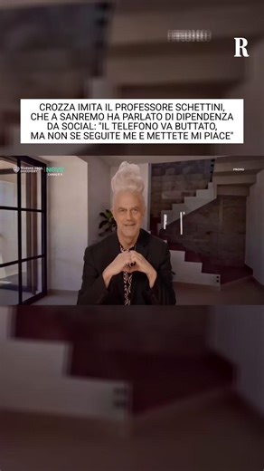 Maurizio Crozza veste i panni di Vincenzo Schettini nell’ultimo video pubblicato sui social dal Nove. Il comico sblocca un nuovo personaggio e sceglie di imitare il professore-influencer. "Avete visto ieri a Sanremo come mi sono commosso? Ricordatevi che io insegno fisica e questo – dice Crozza-Schettini prendendo in mano un telefono – dovete buttarlo, almeno che stiate guardando i miei video". Schettini è stato ospite sul palco dell’Ariston per parlare di dipendenze e disagio giovanile. Nelle u