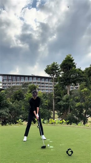 Golf adventures near lake and arenas 🏌️💧☁️🏟️#GolfPractice #GolfUSA #GolfSwing #GolfGame