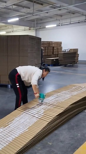 ‏This tool help the lady finish gluer job fast👍