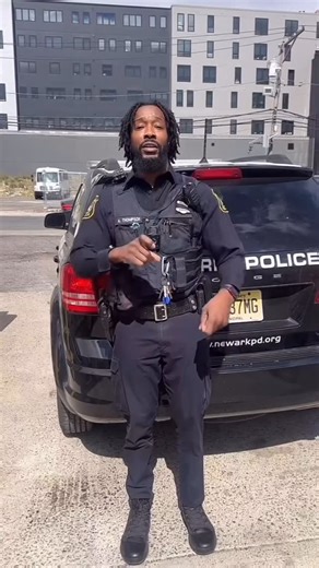 Deaf Social Vibes on Instagram: "This great police officer sign language for support deaf community this awesome 🤟🏼❤️ #deaf #deafcommunity #asl #police #deafworld #fyp #foryou"