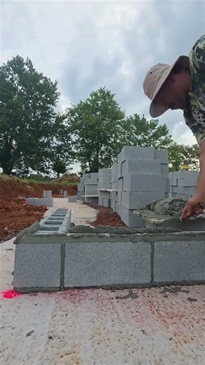 🧱⚙️ Precise Concrete Block Masonry for Strong Wall Foundation