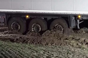 Dramatische Bergung nach Unfall: Bergungsfahrzeuge müssen sich selbst bergen