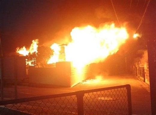 「火が3～4メートル上がり…」　沖縄・南城市大里で民家全焼　けが人なし【動画あり】 | 沖縄タイムス＋プラス