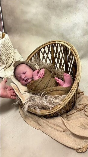 Book your newborn photo session with a professional newborn photographer in Houston TX! Link in bio