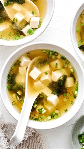 Lisa Bryan on Instagram: "I love the idea of enjoying this miso soup with any meal of the day. With its savory, umami flavor, it’s so good alongside my miso salmon and ginger rice! Though it’s honestly a great starter to a wide variety of meals (which I’ll mention in the post). But what I love most is that this recipe is rich in probiotics, packed with minerals, and completely gluten-free. If you’re celiac like me, ordering miso soup at restaurants can be hit or miss depending on the ingredients