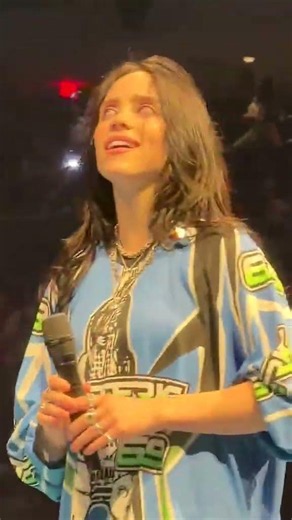 Fan se deja llevar por la emoción con Billie Elish en concierto 😱