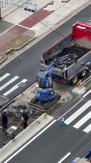 2026年6月 ユンボを使い横断歩道の工事を行う！