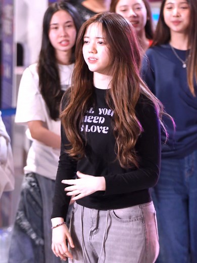 KPOP Random Dance Tutorial: Moonwalk in Public