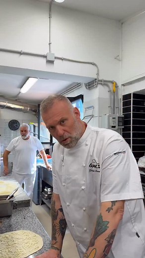 Ma tu l’hai mai vista una pizza così? 😍50 Top Pizza 📍 Via Palombarese km24’000 Sant’angelo Romano 📞 3405505856 Pizza Romana cotta al forno a legna 🍕🪵 🎥: @smmackstudiosrl . . . . . #mangiarearoma #pizzaromana #ristorantiroma #pizzeriaromana | La Coppa D'Oro Pizzeria