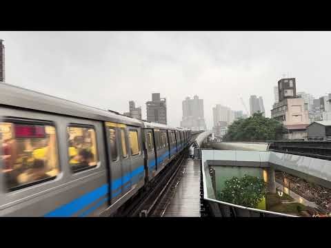 下大雨的天氣 台北捷運C381型電聯車往象山進入R21奇岩站