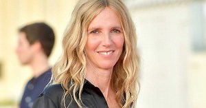 FASHION WEEK Sandrine Kiberlain : en manteau en cuir extra long, elle passe en mode Matrix au défilé Chloé