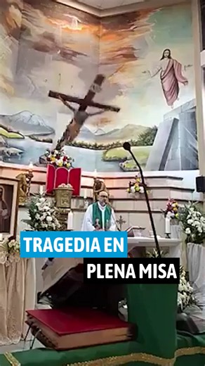 ¡Tragedia en plena misa en Guayaquil! 🕊️⛪ El padre Patricio Sánchez falleció luego de que una cruz de madera cayera sobre él en el altar. Minutos antes del accidente, el sacerdote reflexionó sobre la vida, la muerte y el uso del celular. #Guayaquil #Ecuador #NoticiasEcuador #IglesiaCatolica #Tragedia #Urgente #QEPD