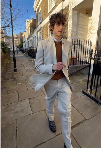 Our special agent in the field @thomas_meacock offers us a couple of lessons on how an outsider carries himself with style 🔥 Discover his look and the rest of Mango Tailored by Richard James collection at mango.com and in selected stores. #MangoMan