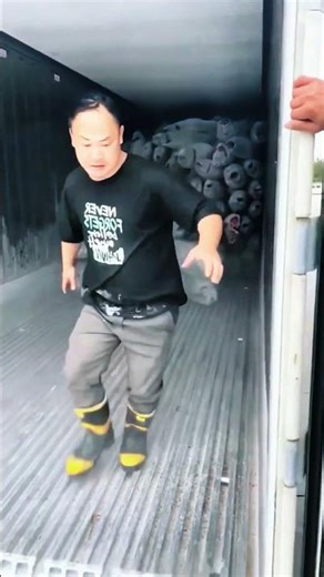 Unloading frozen fish from truck with efficient handling method