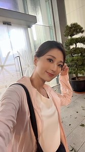 新聞主播8號風球返工Vlog🍃 鏡頭前嘅冷靜=專業技能 鏡頭後嘅膽戰心驚=真實心情 提早出門依然好似「打怪獸」咁 要避開滿街冧樹 轉角位隨時有「驚喜」！ 但一返到主播台 即刻切換模式：收起所有擔心 專心為大家傳遞最新消息 親身經歷話我知，風雨下路況真係變幻莫測！各位出門安全第一！ #風暴日記 #TyphoonVlog | 林燕玲 Ruby Lam - 小飛俠