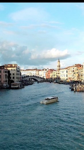 81 reactions · 20 shares | #reeloftheday by: @catching_some_light νєηєzια³⁶⁰ Seguici in #Instagram e #facebook e condividi i tuoi scatti con #venezia360 #venice #travel #canalgrande #grandcanal #rialtobridge #sky #dramaticsky #texturedsky #navigation #specialdestinations #uniqueplaces #dreamdestination #bucketlist #picturesque #amazing #ig_italy #veneziacityitaly #historical #famousplace #venetopertutti#noisiamoglialtri | Venezia360 - Art, History, Culture | Facebook