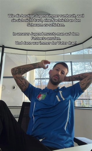 Wie die heutige Jugend immer rumheult, weil sie sich nicht traut, eine Nachricht an den Schwarm zu schicken. In unserer Jugend musste man auf dem Festnetz anrufen. Und dann war immer der Vater dran! #fyp #sprüche #früher #frühervsheute #generations