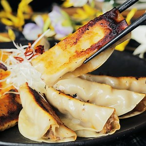 【時短!】キムチ棒餃子 パリッとジューシー！ もんで絞って袋で簡単♪ ■材料 餃子の皮 12枚 油 適量 水（餃子の皮に塗る用） 適量 水（蒸し焼き用） 適量 《餃子の餡》 合挽き肉 200g 白菜 200g 長ねぎ 20g キムチ 50g しょうが 小さじ１ 塩 ひとつまみ コショウ 少々 酒 小さじ1 醤油 小さじ1 ごま油 大さじ1 《トッピング》 長ねぎ 適量 唐辛子 適量 ■手順 【事前準備】 ・キムチ、白菜、長ねぎは絞りやすいように細かく切っておく。 1. 袋に《餃子の餡》の材料を加えて揉みながら混ぜる。 2. 袋の端をハサミで切る。 3. 餃子の皮に《餃子の餡》を絞り、水を塗って包む。 4. 油をしいたフライパンで強火で加熱し、底に焼き色がついたら水を加えて蓋をし、中火にして4分ほど加熱する。 5. 蓋をはずし、水分が飛ぶまで加熱する。 | Tastemade Japan