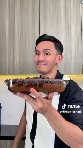 BROWNIES CRISPY🍰🍫 Akhir-akhir ini gue tuh lagi suka banget makan manis, jadi gue bikin aja nih langsung brownies crispy dengan perpaduan crispy diluar, lembut browniesnya, dan nyoklat banget🥰😍 Bahan : Bahan Brownies : 1 pounc Nutricake Brownies 100 gr Minyak sayur 1 pcs Telur 75 ml Air Bahan Coco Crispy : 100 gr Coco crunch 100 gr Coklat batang 50 ml Minyak sayur Biar lebih praktis, gue pake Nutricake Brownies jadi ga ada alasan ga punya mixer, ga bisa bikin kue😍 Jadi kalian jangan lupa bua