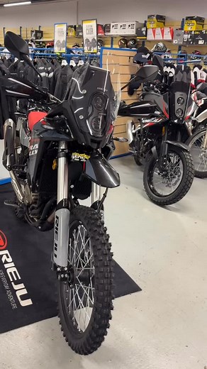 🔥 Nouveauté en magasin : la nouvelle Rieju Aventura Rally 307 MY26 est arrivée 😍 Fraîchement débarquée, elle fait déjà des ravages ! Disponible en noire ou rouge, elle affiche un tarif à 4599€* Rendez-vous dès maintenant en magasin pour la découvrir 😍 📍 ATOMIC MOTO 🔧 Adresse : 172 Av. du Limousin, 23000 Guéret 📞Téléphone : 05 55 41 85 62 🖥️ atomicmoto.fr *Hors frais de mise à la route et d’immatriculation #atomicmoto #motogueret #motorally #Rieju #Riejuaventurarally | Atomic moto