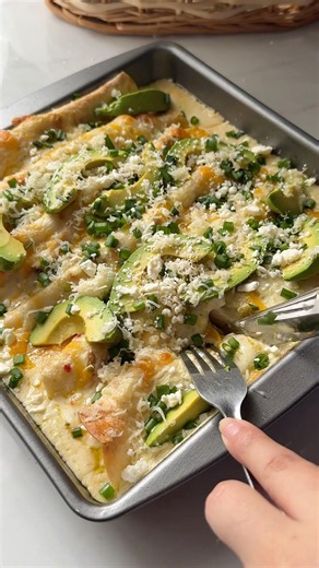 1 pan, 30 mins, ZERO leftover Creamy Green Chili Chicken Enchiladas!!!