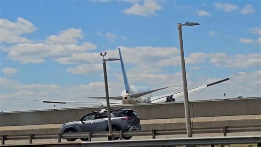 See the moment plane strikes a truck in Newark, New Jersey