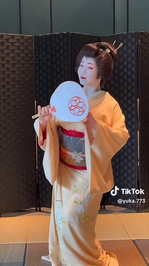 👹✨️🪄︎︎ ⁡ ⁡ 📍KYOTO , JAPAN こんぴらふねふね ⁡ 金比羅船々（こんぴらふねふね）は、「こんぴらさん」の愛称で親しまれている香川県の金刀比羅宮（ことひらぐう）を題材にした、古くから伝わる民謡です。お座敷遊びの唄として、全国に広がりました😊 ⁡ この歌や三味線に合わせながら台の上に置かれた徳利の「はかま」を芸舞妓さんと取り合う遊びです。 ⁡ 「はかま」が台の上にある時は、手は「パー」にして「はかま」をタッチ、 ⁡ 台の上にない時は手を「グー」にして、台をタッチします。 ⁡ ⁡ ♡ ⁡ ⁡ ⁡ ⁡ ⁡ ⁡ ┈┈┈┈┈┈┈┈┈┈┈┈┈┈┈┈┈┈┈┈┈ ⁡ #京都 #京都観光 #京都旅行 #芸舞妓#芸妓#舞妓#舞妓さん#芸妓さん#着物 #浴衣 #出雲観光大使 #祇園祭 #祇園祭2023 #カメラ好きの人と繋がりたい #kyoto #kyototrip #kyotojapan #kyototravel #geisha #geiko #maiko #japanlife #kyōto #kyotolife #photography ＃京都#kyoto#卫豆#kyoto#