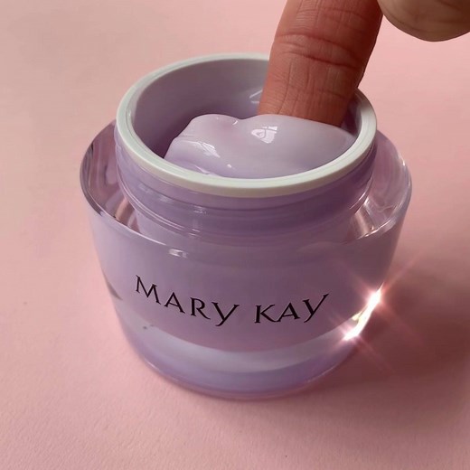Feeling refreshed just looking at this! This lightweight gel is all about hydration, hydration, hydration. | MARY KAY