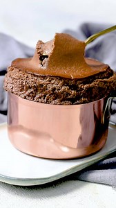 Envie de réaliser un soufflé mais peur de le louper ? Lancez-vous avec cette recette inratable avec l'aide du robot pâtissier multifonction 𝗧𝗶𝘁𝗮𝗻𝗶𝘂𝗺 𝗖𝗵𝗲𝗳 𝗣𝗮̂𝘁𝗶𝘀𝘀𝗶𝗲𝗿 XL ! Le plus ? Impossible de bruler le chocolat avec la fonction EASYWARM exclusive qui le chauffera à la perfection 🍫✨ Par ici pour vous lancer dans la recette : bit.ly/36SZe1l | Kenwood