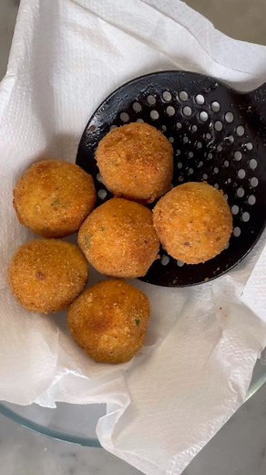 Non sapete mai come mangiare i filetti di merluzzo? Anche io!!!! Provate così 😀 . polpette di merluzzo Ingredienti Per le polpette: 4 filetti merluzzo surgelato 80 g parmigiano 40 g pangrattato 1 spicchio aglio prezzemolo 1 uovo sale Per impanare e cuocere 1 albume pangrattato olio di semi di arachide (oppure extravergine di oliva) . #allacciateilgrembiule #giallozafferano #ricettaestiva #estate #polpette | Allacciate il grembiule di Luisa Orizio