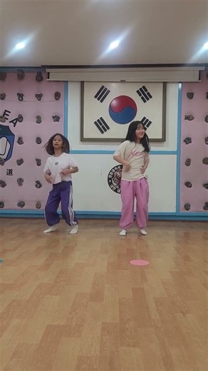 비호태권도 재롱잔치 아일린 잇츠미 학교서이런것도 알려준다니 #taekwondo #태권도 #레크레이션 #격파 #아기 #장애물달리기 #체조 #줄넘기 #유아체육 #댄스 #장기자랑