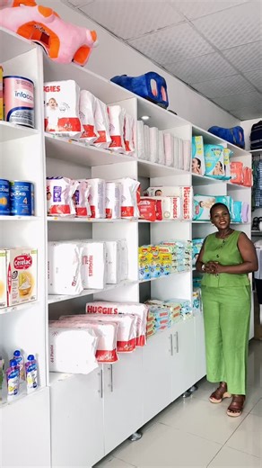 Catherine on Instagram: "🍼 Huggies ni nini? (Kwa ufupi) Huggies ni chapa ya Marekani inayouza nepi/diapers, wipes na training pants kwa watoto wachanga hadi wadogo. 🧷 Bidhaa kuu za Huggies 1. Nepi/Diapers Zinapatikana kwa newborn (kuzaliwa) hadi ukubwa mkubwa kwa watoto wanaokua. Aina mbalimbali zinajumuisha 1.Dry Comfort, 2.Gold Premium na zingine zilizo na absorbency ya juu ili kuhifadhi mtoto kavu kwa muda mrefu. 2. Pull-Ups (Training Pants) Hii ni training pants za watoto wanaojifunza kwen