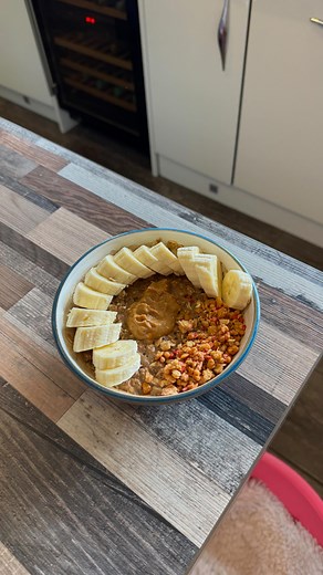 Emma Mailer | Online Coach on Instagram: "A day of eating as a gal who loves to 🏃🏽‍♀️ & 🏋🏽‍♀️ as always use these types of post to get some inspiration from not to compare different bodies = different needs xx DETAILS: ✨pre workout: 3 rice cakes + banana & honey ✨breakfast: overnight oats (@eleatcereal code EM_FITX) + p.b, banana and granola 10/10 ✨lunch: 2 chicken and cheese wraps ✨snack: mixed nuts @myprotein cookie ✨dinner: steak sweet potato fries and roasted veg ✨dessert: chocolate & st