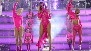 Bailarines de Beyoncé sacan aplausos por evitar que su vestuario muestre de más