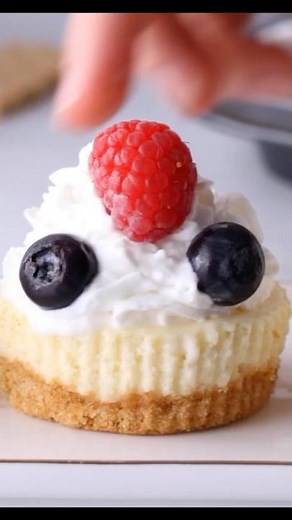 Easy Mini Cheesecake Recipe - baked in a muffin tin! #bakingrecipes