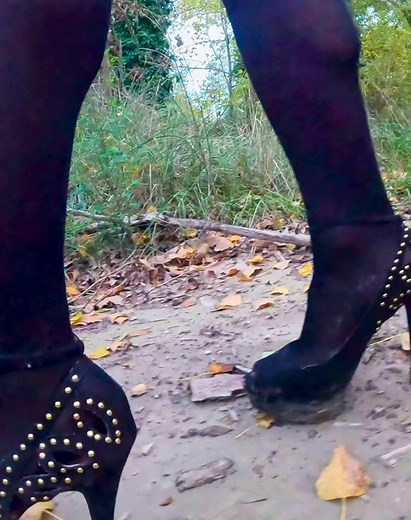 I pushed the challenge even further and I plunged into the mud with my high heels 😅🥰👠 Do you want the next part ? 👠👠🥰 #heels #highheels #highheelschallenge #heelsmud #mud #stuck #foryou