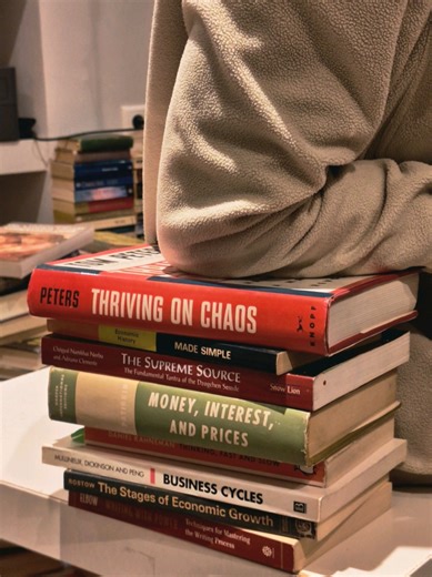 Σας κουράζουν οι πολλές χαρτοταινίες, ε; Καλά, θα δείτε και φέτος τι θα γίνει!.. 😅 Κάνε τις παραγγελίες σου εδώ: www.biblioteca.gr -- και άσε τα υπόλοιπα σε εμένα! #fyp #fy #βιβλια #bibliotecabookshop #greekbooktok