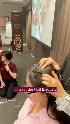 🤯 Did you know that Balance Method has its own system of Scalp Acupuncture designed to treat the entire body? Dr Eileen Han demonstrates just how powerful and simple it can be With just a few precise Balance Method scalp points, she located the neck and shoulder area directly on the scalp and treated chronic, nerve-like sharp pain that had persisted for years ⏱️ Within seconds, the patient felt an instant muscle release and freedom from tightness. The look on her face says it all pure relief an