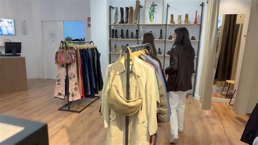 La tienda Moda re, gestionada por Cáritas dentro del proyecto Granito de Tela, ha duplicado su superficie para dar cabida a 1.200 prendas en exposición (frente a las 600 anteriores), con capacidad de almacenaje para 5.000 piezas, facilitando así la rotación y variedad para toda la familia. La tienda se encuentra en la calle San Juan de Rabanera, enfrente de la Casa Diocesana. | El Mirón de Soria