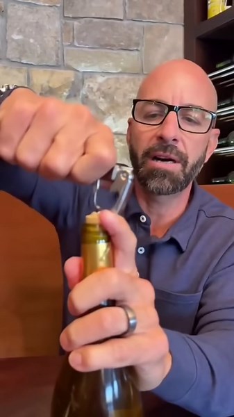 How to PROPERLY open a bottle of wine 🍷#shorts