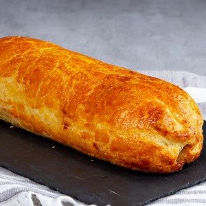 Si MAINE cumpar FOIETAJ! Rulada cu CARNE e GENIALA ingrediente: aluat foietaj - 400 g muștar - 30 g prosciutto - 100 g carne de porc - 400 g sare - 5 g piper negru - 5 g ulei pentru prăjit - 30 ml ceapă - 50 g ciuperci - 300 g sare - 5 g piper negru - 5 g ulei pentru prăjit - 30 ml ouă - 1 buc Tava cu dimensiunea 25 X 30 cm LA CUPTOR 180°C/35 MIN | Cookrate - Romania