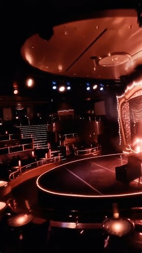 Ein tollkühner Drohnenflug direkt in eine Kabine und durch unsere bunt beleuchtete Showlounge. 🎭 Unsere Drohne nimmt euch wieder mit und zeigt euch spannende Orte an Bord aus einer ganz neuen Perspektive. Wer von euch weiß, welchen Kabinentyp wir in diesem Video zeigen? 🤔 #colorline #colorlinemomente | Color Line GmbH